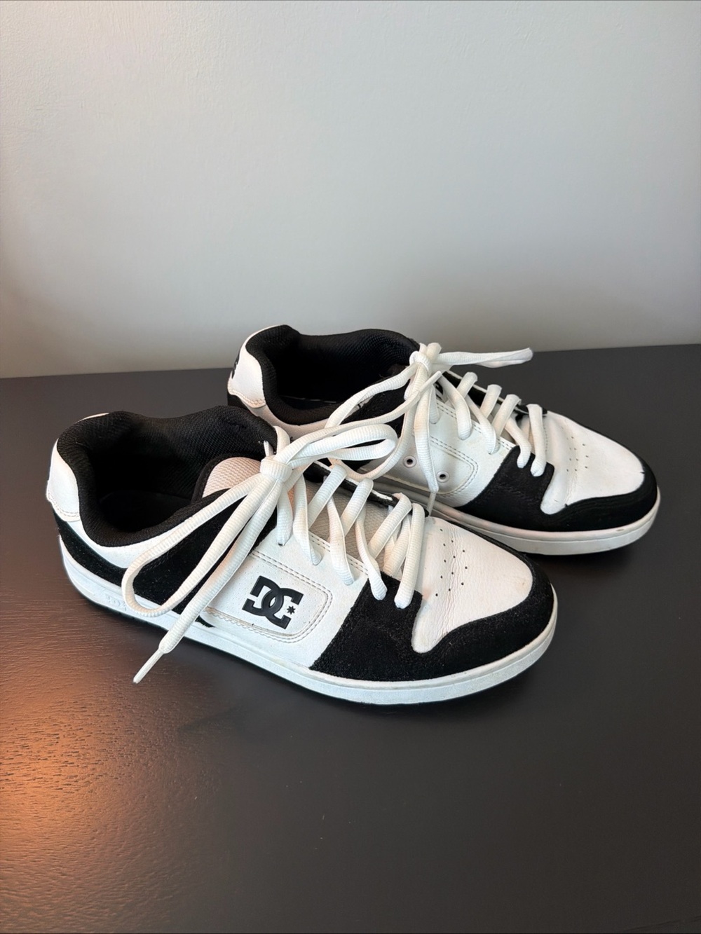 DC mens Black & White Low-Top Skate Shoes - Picture 4 of 8